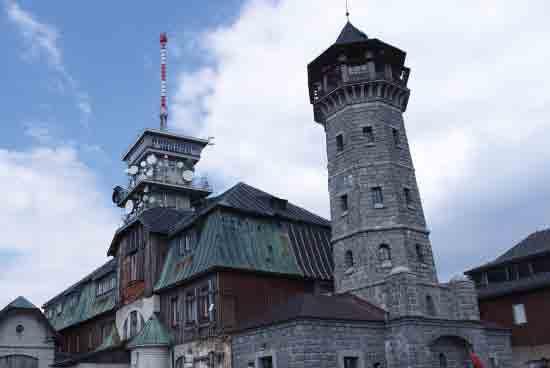 Vysoká seč (1 006 m) je nejvýchodnější tisícovkou Krušných hor, zatímco Meluzína (1 097 m) je označována za nejdivočejší ze zdejších vrcholů.