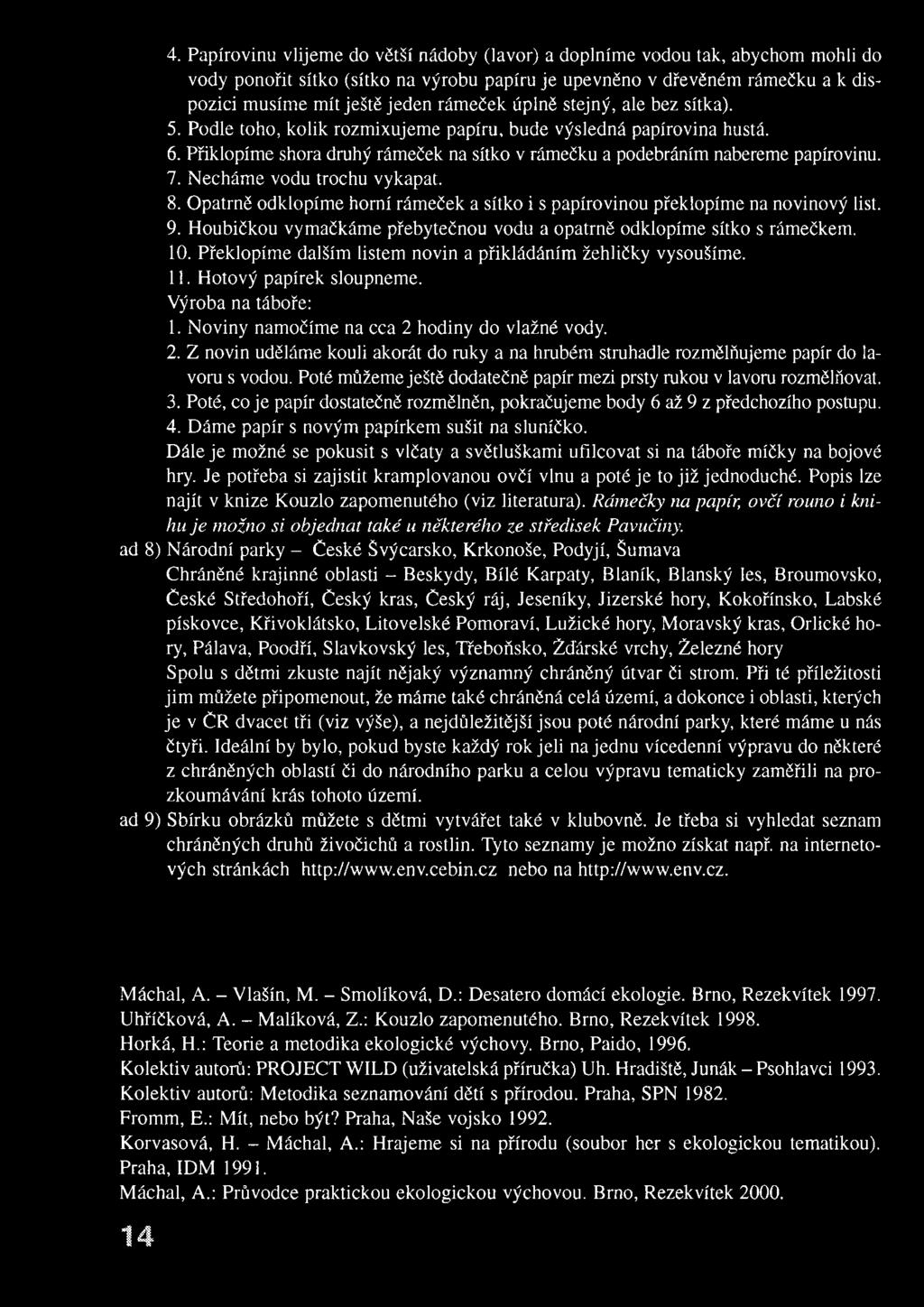 Přiklopíme shora druhý rámeček na sítko v rámečku a podebráním nabereme papírovinu. 7. Nechám e vodu trochu vykapat. 8.