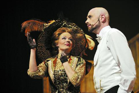 tak i specifickou komickou zkratkou. Ivana Skálová nás zase obdarovává vrchovatû svou elegancí v kombinaci s jemn m humorem.