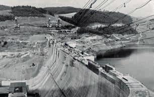 Hráz je přímá, tížná, betonová, rozdělená svislými dilatačními spárami na 33 bloků. Délka hráze v koruně činí 450 m, šířka 12,3 m. Celkový objem zadržené vody v nádrži činí 716,5 mil.