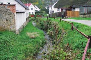koruny ochranné hráze Vrbno Zelčín a oprava ochranné hrázky ve Všenorech, opravy opevnění koryta na Mnichovce v Senohrabech a na Litavce v Lazci, na Úhlavě v Nýrsku byla zahájena oprava pravobřežní