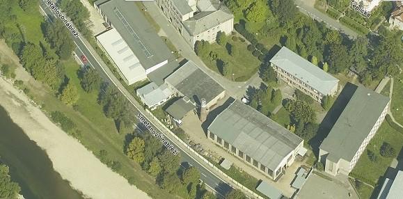 4.3 Popis okolí Budova dílen OV, jenž je součástí areálu na Teplické ulici, je postavena vedle pozemní komunikace E 442. Severovýchodně od budovy je škola.
