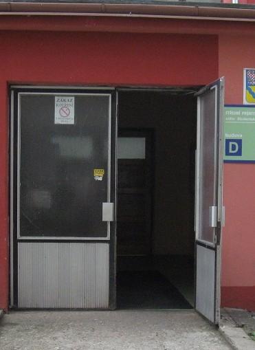 5.1.2 Plášťová ochrana Plášťová ochrana je ochrana, která se zaměřuje na obvodové části budov, tj. obvodové zdi, střešní krytinu, stropy, podlahy budov a otvorové výplně dveře a okna.