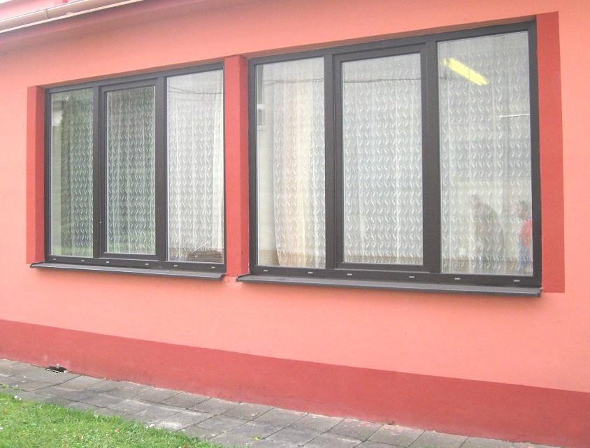 zasklením a prostředním polem s otevíracím/sklopným okenním křídlem (obrázek 9). Obrobna, dílna rukodělných oborů a kotelna má okna 1800 mm x 1200 mm.