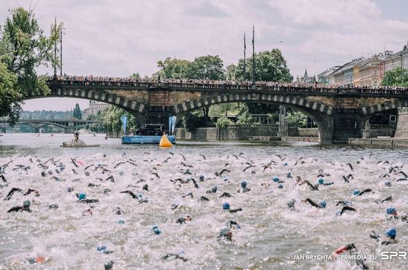 TRIATLON PRO DĚTI DUBEN 2018 V TOMTO ČÍSLE: TRÉNINK ŽÁKOVSKÉHO TRIATLONU PODLE JANA VAŇKA ÚVODNÍ SLOVO Vážení