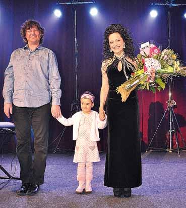 Záver patril už pomerne sprofanovanej a obohranej hitovke Hallelujah. V podaní Bílej a s nádherným českým textom to však bola skutočne silná káva.
