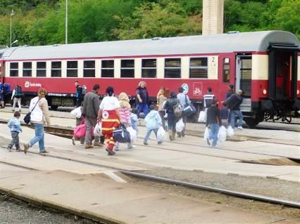 propouštěných z uprchlických zařízení MV, tak uprchlíků, kteří vstupují na naše území a nejsou již umisťováni do uprchlických zařízení MV.