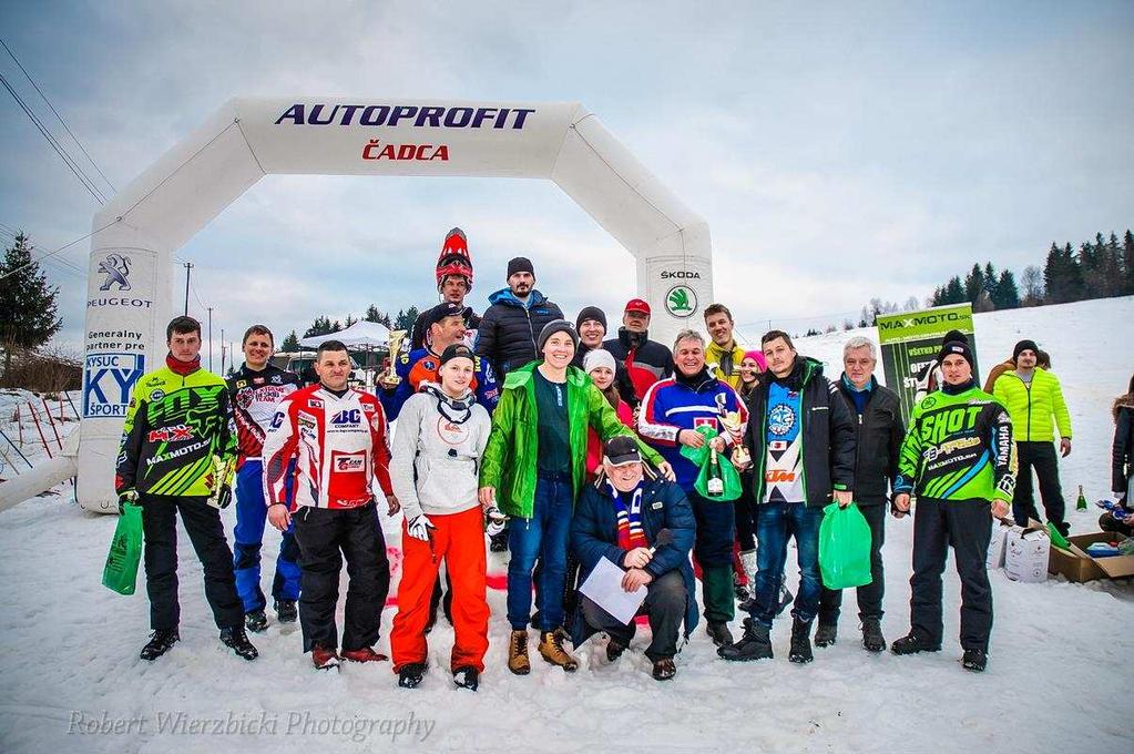 Dráma na trati aj takéto kontaktné súboje predvádzali pretekári VÝSLEDKOVÝ SERVIS PRETEKOV v OLEŠNEJ : Kategória HOBBY VETERÁN : 1.Jozef MACEJPrešov Lynx600 ccm(25+22+25) 72 b. 2.