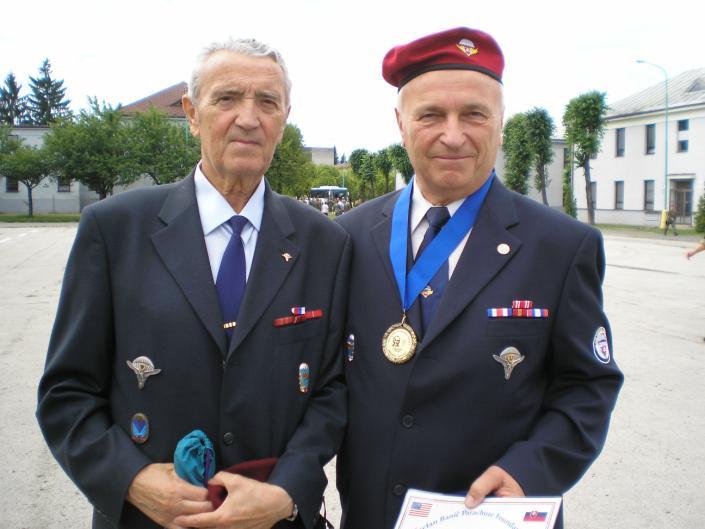 Generálporučík Jaroslav Vývlek vo svojom prejave vysoko ocenil a poďakoval klubom vojenských výsadkárov SR a ČR, že sa venujú propagácii ozbrojených síl, predseda KVV SR plk.