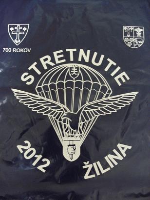 v každom z