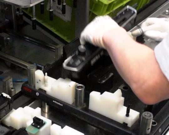 Cobot by na tomto pracovišti prováděl pouze dvě činnosti.