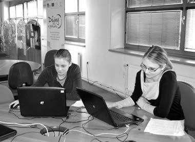 Absolventi tak mohou pracovat s výkonnými aplikačními programy, informačními systémy, síťovými prostředky a jsou schopni zabezpečit analýzu, instalaci a komunikaci všech těchto prostředků v rámci
