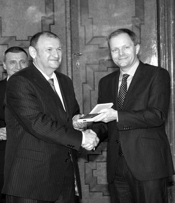 Petr Vepřek, ředitel školy, z rukou ministra školství Marcela Chládka Medaili Ministerstva školství, mládeže a tělovýchovy, která je nejvyšším resortním oceněním a je udělována za významnou