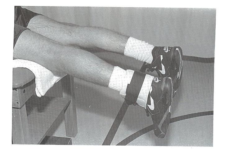 V této rehabilitační fázi se doporučuje dosáhnout 90 flexe v kolenním kloubu (Smékal, a další, 2006). Obr. č. 19 Možnost využití autoterapie při zvětšování flexe v kolenním kloubu (Griffin, 1995) Obr.