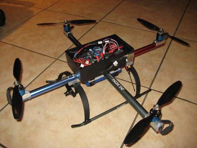 změny signálu až 400 Hz. Ke stabilizaci je použito PID regulátorů. Cena se pohybuje kolem 300 USD. 2.2.7 NG.UAVP Obrázek 9: AeroQuad [4] NG.UAVP [14] je další z nekomerčních projektů.