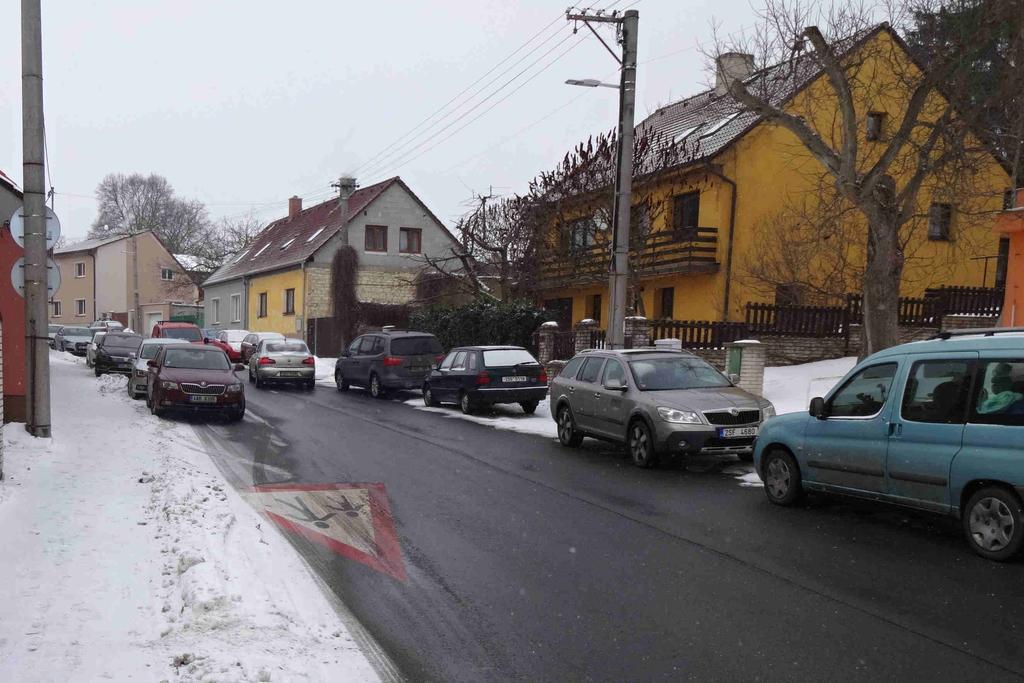 čímž šířka jízdních pruhů nedosáhne potřebných 6 metrů pro bezpečné vyhýbání.