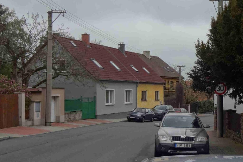 Vegetace zastiňující značku již byla odstraněna. Duplicitně je značka 30 km/h umístěna před č.p.62 (Obr.