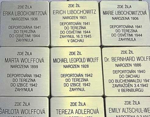 Většina Židů zahynula Destičky upomínají na místa, odkud bylo devět českolipských Židů odvlečeno na smrt. Židovská menšina České Lípy byla fyzicky téměř zničena.