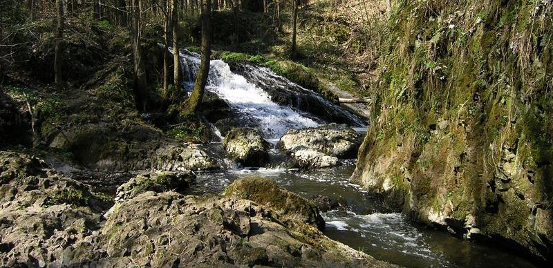 puklinou v sopečném tělese je jedinečnou ukázku tzv. "zpětné eroze" v rámci Čech. Údolí je obklopeno skalními stěnami a rozsáhlými sutěmi, balvanité sutě pokrývají téměř celou lokalitu. Obr. 8-31.