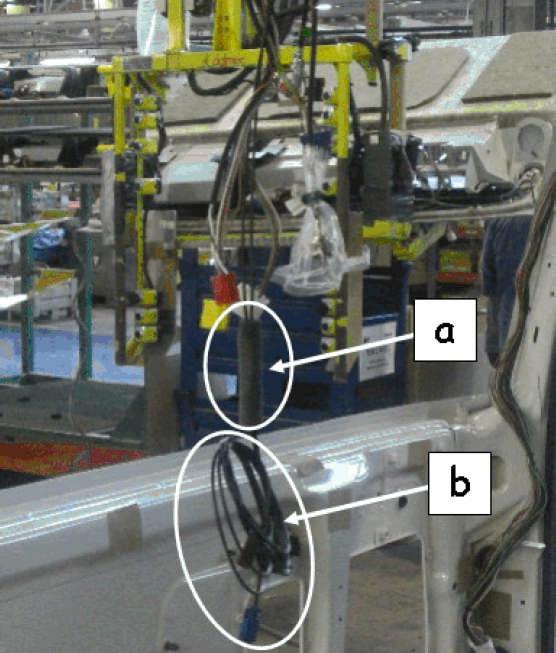 Obr. 9 Připravte elektrické vedení, jak je znázorněno v přílohách 10 a 11. (přílohy 10, 11 v pdf) Po přípravěvedení konzoly postupujte následovně: 1.