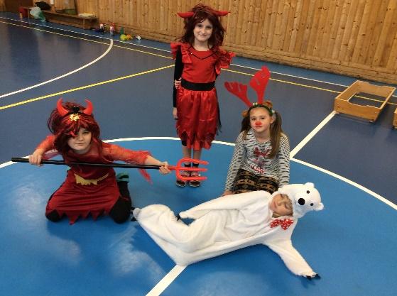 Trošku jsme si tak zkrátili čekání na Štědrý den a zpříjemnili adventní čas. 4. Hry v době ledové jsme připravili na středu 20. 12. 2017 pro žáky všech prvních až pátých tříd také v tělocvičně školy.