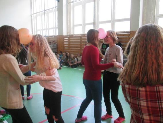 předkrm, hlavní chod a desert. Letos jsme měli za úkol zařadit do jídla také povinné ingredience - kuřecí maso, tvaroh, jablka, luštěniny a brambory.