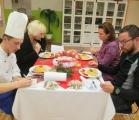 ležel a p. D. Buršíková hodnotili výsledek našeho snažení z hlediska chuti, použití všech povinných ingrediencí, prezentace, vzhledu jídla i prostřené tabule, kterou jsme již ladili do vánoční podoby.