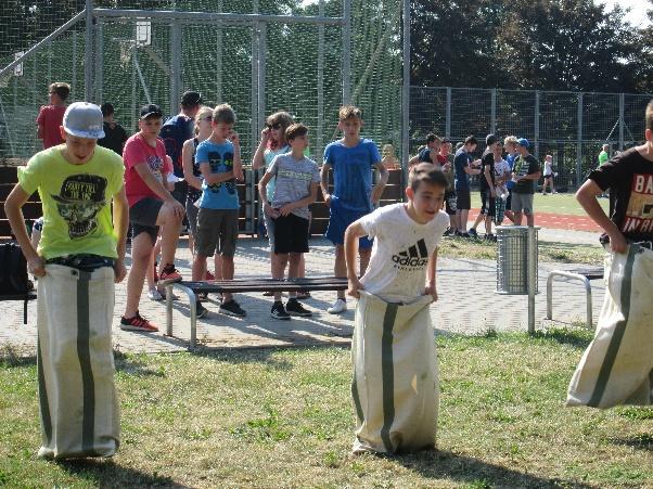 stupně se ve čtvrtek i v pátek po slavnostním zahájení sportovně vyžívali na devíti stanovištích: 1. Překážkový běh 2. Kličkovaná 3. Skoky v pytli 4. Balancování (pálka + míček) 5. Ringo 6.
