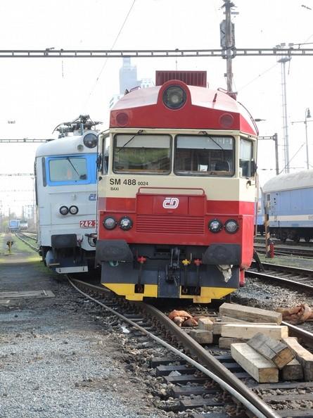 1 SHRNUTÍ Skupina události: incident. Vznik události: 5. 4. 2017, 13.09 h. Zdroj: DI Popis události: Dráha, místo: Zúčastněni: vykolejení posunového dílu na výhybce č.