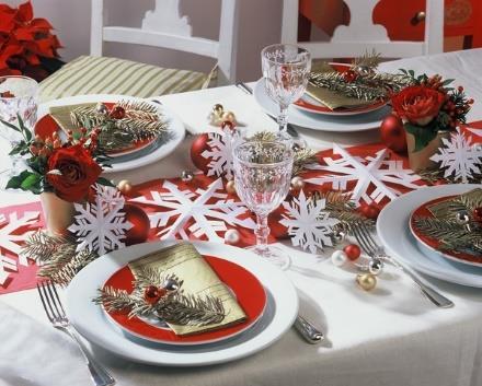 Štědrovečerní večeře: Na Štědrý den se schází rodina na slavnostní večeři, která se skládá tradičně z rybí polévky, kapra a