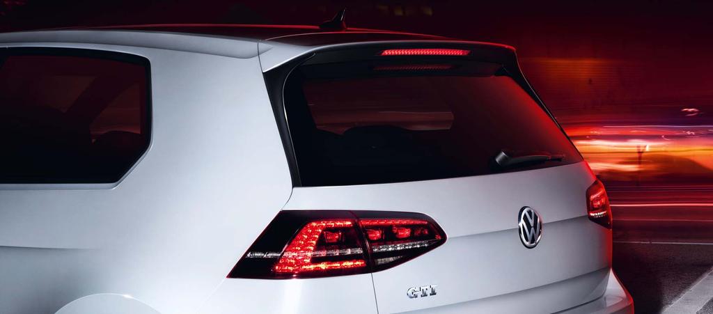 S 02 Střešní spoiler je elegantním prodloužením hrany střechy vozu Golf GTI. V kombinaci se svislými bočními díly v černé barvě zlepšuje nejenom aerodynamiku, ale dodává vozu další sportovní akcent.