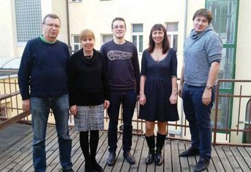 zanechej už té kanasty a mariáše, máš na víc, zde máš knihu Miloše Poláka, čti, pak uvidíš poslechla jsem, a tak to začalo pomalu, ale časem jsem to zvládla a výsledně hra ovládla mě. 3.