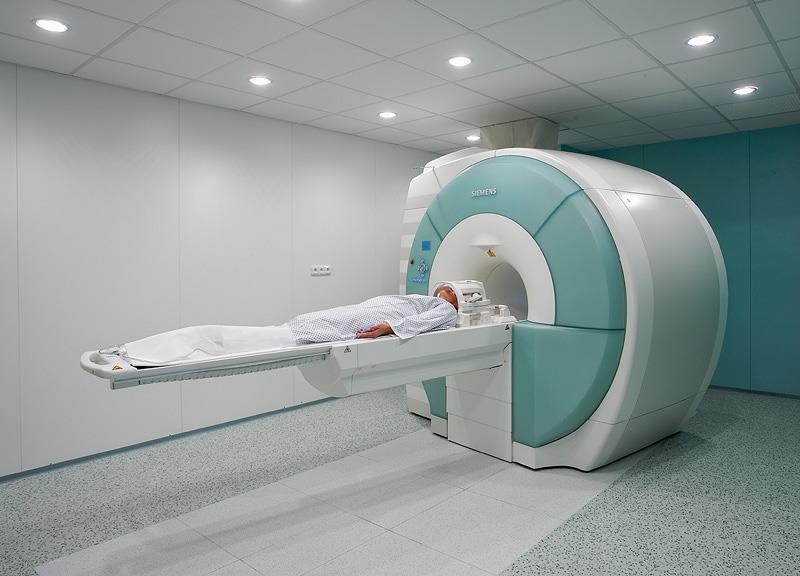 B. Magnetická rezonance Jedná se o radiologickou zobrazovací techniku, která využívá magnetismus, radiové vlny a počítač pro vytváření obrazů tělesných struktur.