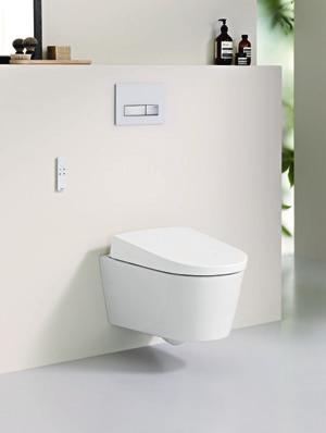 TAKÉ TOALETY JDOU S DOBOU 1 2 1 Toaleta Geberit AquaClean Sela s integrovanou sprchou a tlačítkem Geberit Sigma50, alpská bílá.