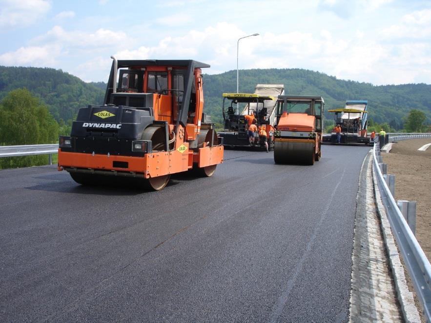 VÝHODY TEPLÝCH ASFALTOVÝCH SMĚSÍ Dobré obalení Dobrá přilnavost Lepší & delší zpracovatelnost směsi Nižší emise, (CO ~-64 %, NOx -19 %) (*) Snížení energetické náročnosti (~-15 %) (*)