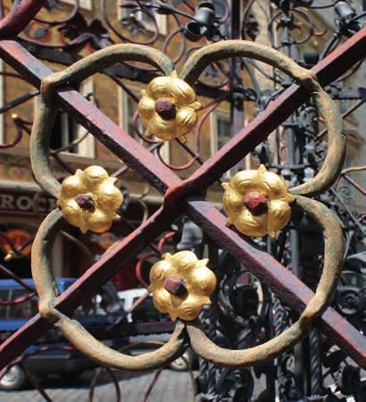 Proměny kovářství v průběhu staletí Detail polychromie renesančního ornamentu Detail závěsu mříže kašny s přírodním motivem Nový tvar dostal i dveřní závěs, který již neslouží k držení dveří