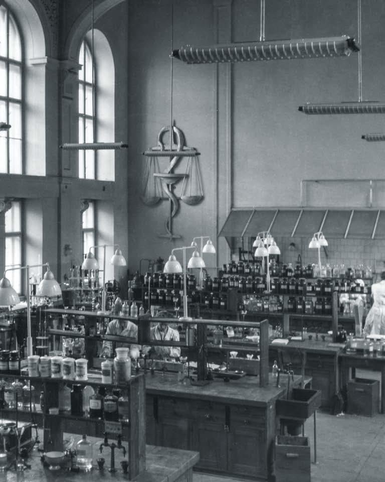 65. výročí vzniku farmaceutických fakult v Česku a na Slovensku Velká laboratoř Katedry galenické farmacie FaF MU (50. léta 20.