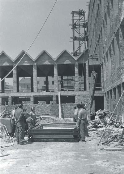 Farmaceutický pavilon UVLF v Košicích (2009) Výstavba nové budovy FaF UK v Bratislavě (1958 60) univerzitního studia (zpočátku jeden rok, později dva roky).