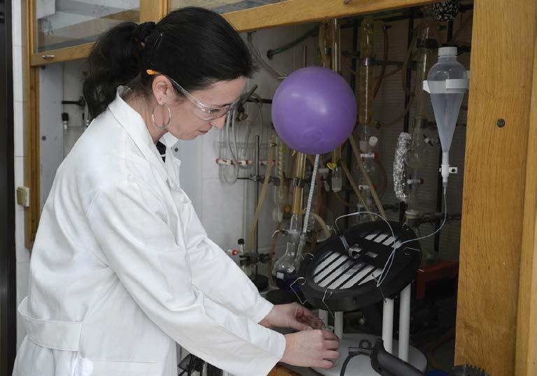 Promoce prvních absolventů FaF VFU Brno v roce 1996 Laboratoř na Ústavu chemických léčiv v současném pavilonu Farmacie na VFU Brno kvalitativní posun v pojetí farmaceutického vzdělávání.