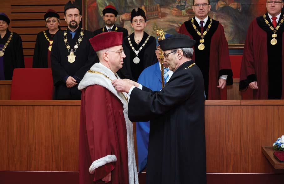 Předseda Akademického senátu VFU Brno prof. František Treml předává prof. Nečasovi symbol rektorského úřadu Inaugurace nového rektora VFU Brno prof. MVDr. ALOISE NEČASE, PhD.