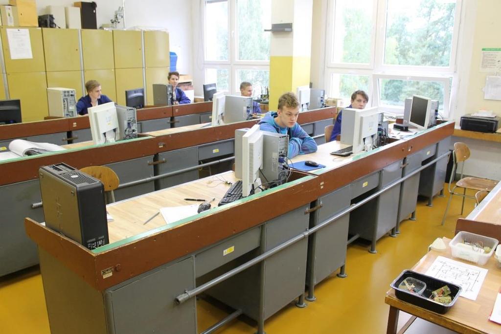 Zabezpečení odborné praxe a odborného výcviku Personální obsazení Na úseku pracovalo 9 učitelů odborného výcviku na celý pracovní úvazek, 1 učitel OV na 0,9 a 1 učitel na 0,8 úvazku.
