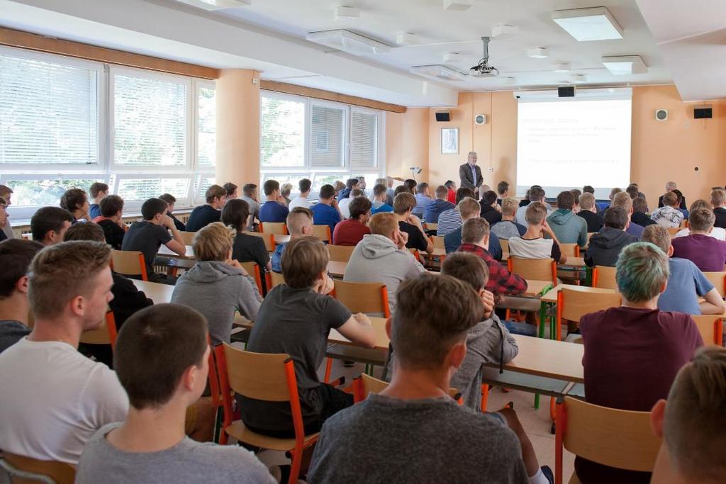 ročníku V měsíci září absolvovali žáci tříd IT1, ZI1A, ZI1B, ME1 a U1A, U1B se svými třídními učiteli a školní psycholožkou seznamovací adaptační kurzy.