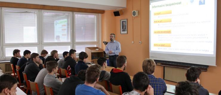 Informační bezpečnost Dne 1. 12. 2016 měli studenti 1. ročníku maturitních oborů Informačních technologií a Mechanik elektronik možnost zhlédnout prezentaci ing. L.