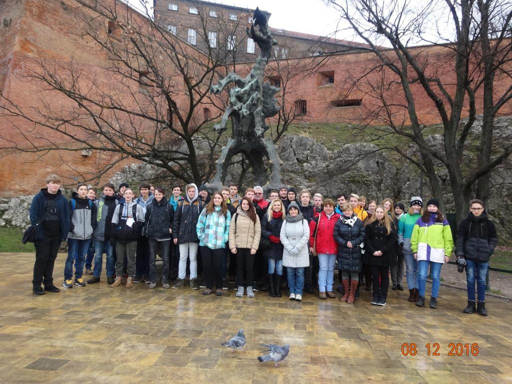 Mariánský kostel s největším oltářem v Polsku či se zde nachází historické opevnění Barbakan.