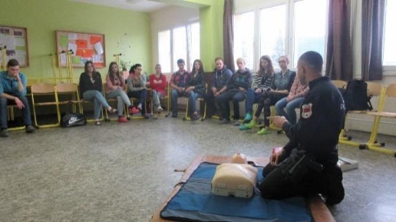 staticky, ale dámy v červeném dokázaly žáky zapojit do akce a prakticky všichni si vyzkoušeli nepřímou