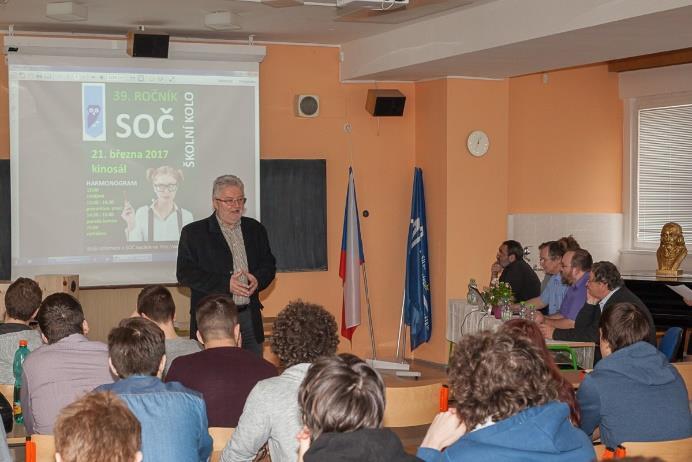 Diváci byli z řad studentů čtvrtých ročníků, kteří přišli své spolužáky podpořit a zároveň se podívat, jak vypadá obhajoba práce, která bude většinu
