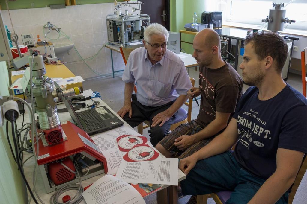 Každý účastník na začátku kurzu obdržel obsáhlý učební text, včetně vybraných cvičení (laboratorní praktika), a po