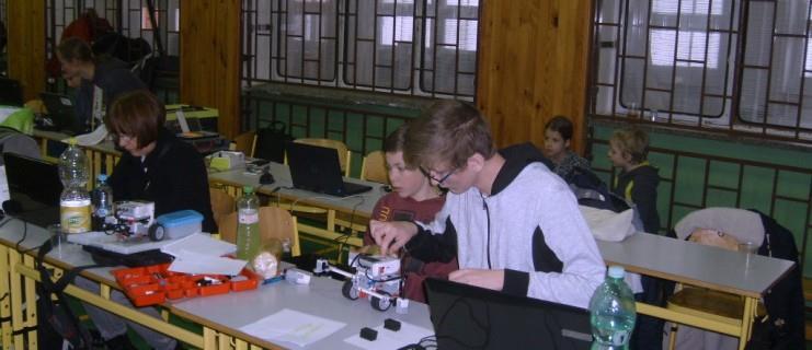 Zdánlivě jednoduchý úkol, ale k dispozici bylo jen jedno ultrazvukové čidlo na měření kostek. Martin si vzal na starost vytvořit program pro robota a Šimon pracoval na konstrukci.