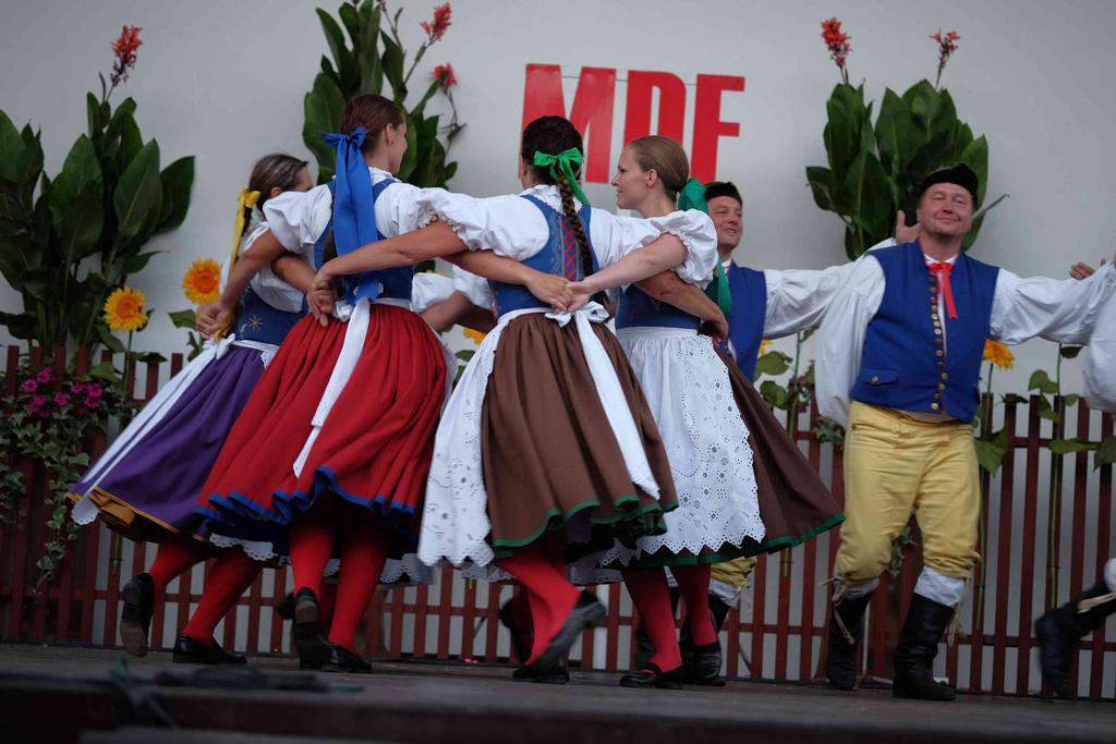 zahajovací ceremoniál, který diváci shlédli z nábřeží řeky Otavy u strakonického hradu.
