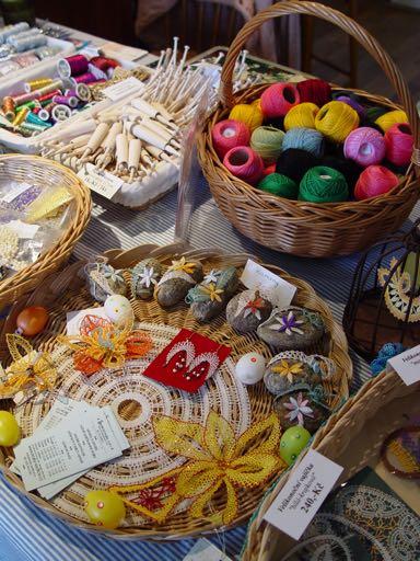 A k c e společnosti 9-12 Sedlická krajka,o.p.s. se během roku prezentuje a své výrobky nabízí na akcích zaměřených na umělecká řemesla - trhy a jarmarky.